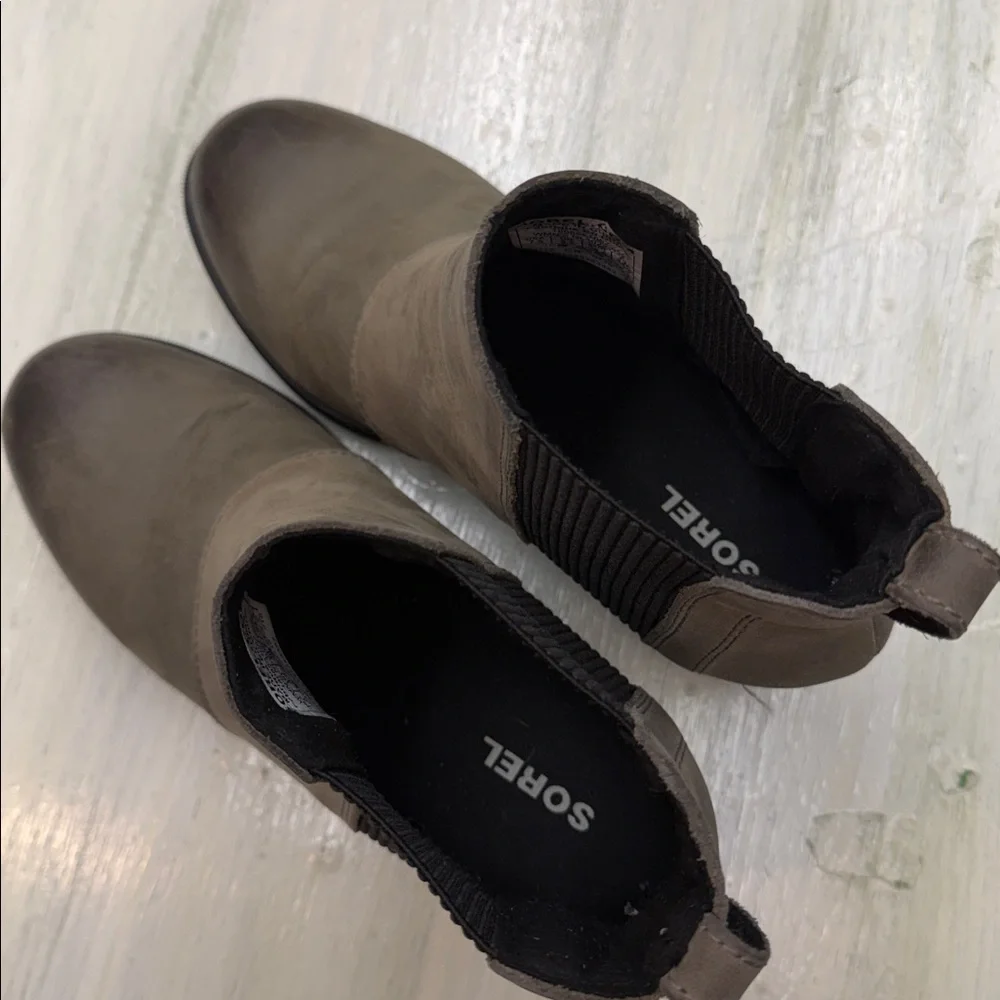 Sorel Joan of Arctic Wedge II Chelsea Taupe Ankle Boots with Black Sole Sz 7.5